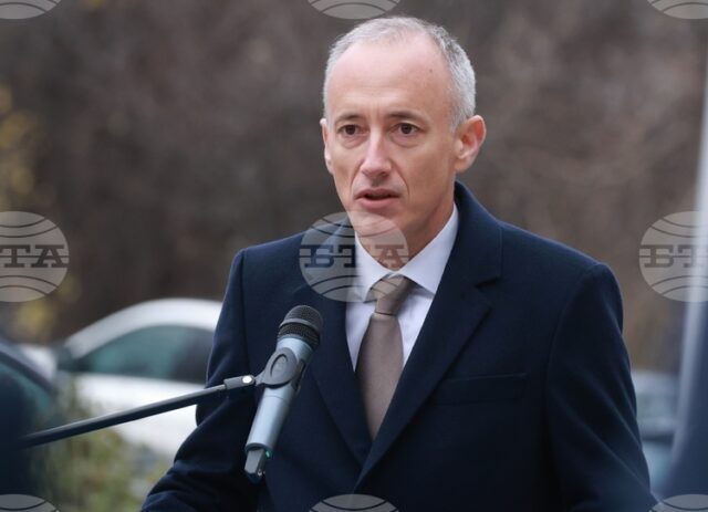 Министърът на образованието в оставка Красимир Вълчев ще направи първа копка на нов физкултурен салон и ще открие STEM център в Благоевград