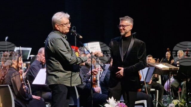 Музикалното училище в Стара Загора подкрепи с дарение кампанията за нов роял на НУМСИ „Проф. Панчо Владигеров" в Бургас по време на благотворителен концерт