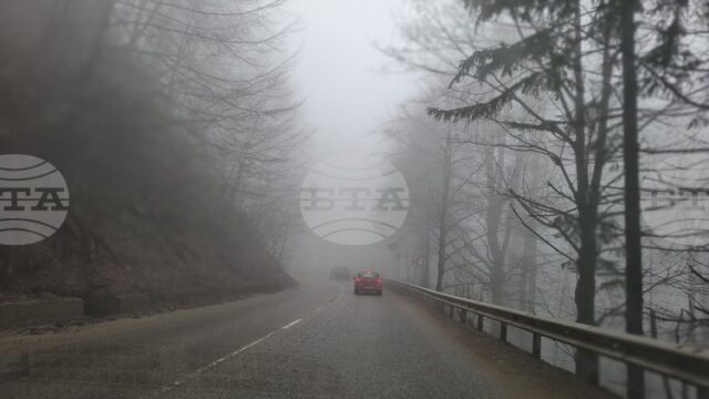Мъгла намалява видимостта на проходите Шипка и Петрохан, и в Мъгла намалява видимостта на проходите Шипка и Петрохан, и в областите Бургас, Враца и Търговище