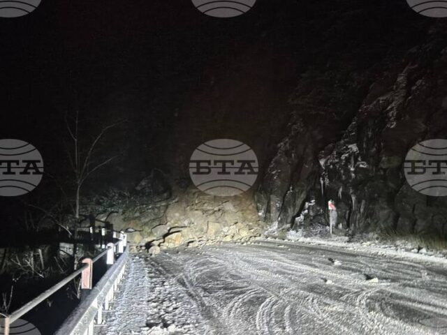 Над 150 кубични метра е скалната маса, която затвори пътя Над 150 кубични метра е скалната маса, която затвори пътя Смолян - Девин