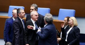 Намаляването на секциите в чужбина тръгна по бързата писта, парламентът отхвърли машинния протокол