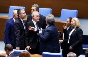 Намаляването на секциите в чужбина тръгна по бързата писта, парламентът отхвърли машинния протокол