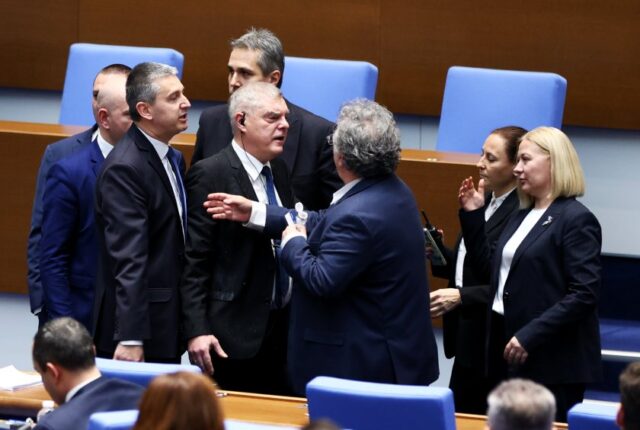 Намаляването на секциите в чужбина тръгна по бързата писта, парламентът отхвърли машинния протокол