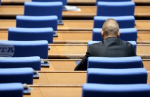 Напрежение в пленарната зала: Заседанието на НС беше закрито заради липса на кворум Народнотсъбрание
