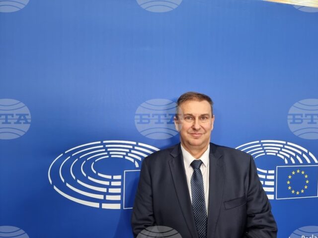 Нелегалната миграция застрашава европейския начин на живот, каза българският евродепутат Емил Радев преди дебат за миграцията в Европарламента