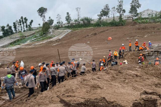 ОБНОВЕНА
                                                                                                Броят на жертвите при свлачището в Западна Ява в Индонезия достигна най-малко 50 души