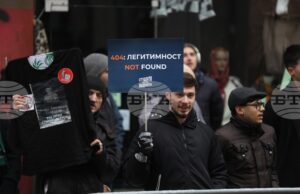 ОБНОВЕНА Граждани протестират пред ВСС с искане за оставката на и.ф. главен прокурор Борислав Сарафов