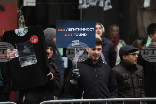 ОБНОВЕНА Граждани протестират пред ВСС с искане за оставката на ОБНОВЕНА Граждани протестират пред ВСС с искане за оставката на и.ф. главен прокурор Борислав Сарафов