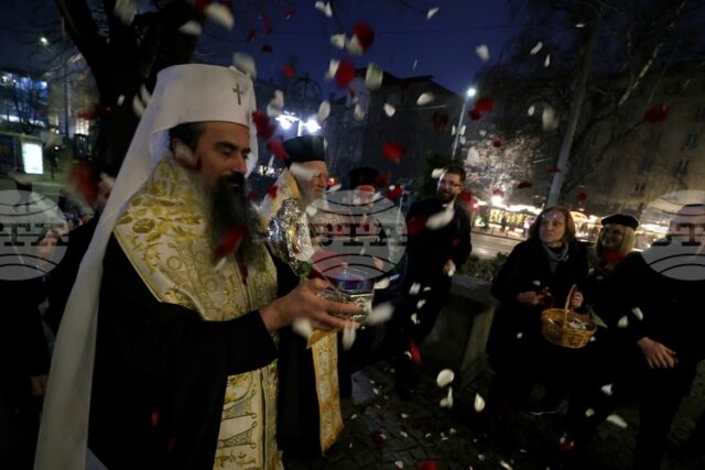 ОБНОВЕНА Православни светини – честната ръка на св. Давид от ОБНОВЕНА Православни светини – честната ръка на св. Давид от Евбея и шапка от облачението на мощите на св. Йоан Руски, бяха посрещнати в София