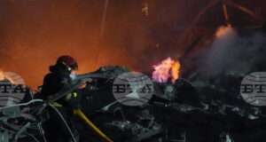 ОБНОВЕНА Четирима души загинаха в украинския град Харков при най-мащабната руска атака за тази година, съобщиха местните власти