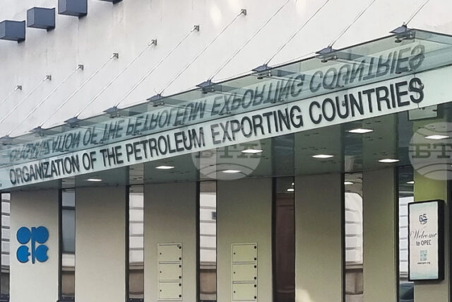 ОПЕК+ се очаква да запази добива на петрол без промяна на фона на напрежение между ключови членове, според източници