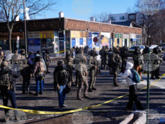 Федерални агенти охраняват мястото на днешната стрелба в Минеаполис. Снимка: AP