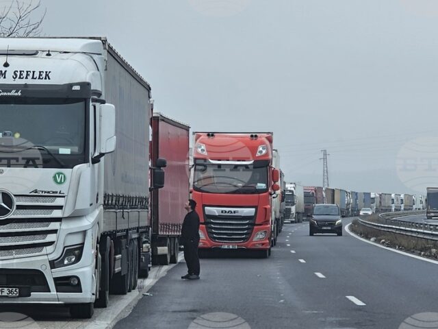 Около 15 километра е опашката от товарни автомобили на магистрала "Марица" преди граничния пункт "Капитан Андреево"
