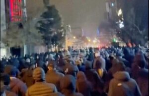 Опасна ескалация: Иран заплаши Израел Стопкадър от видео от един от най-пресните протести в иранската столица Техеран (10 януари 2026 г.).