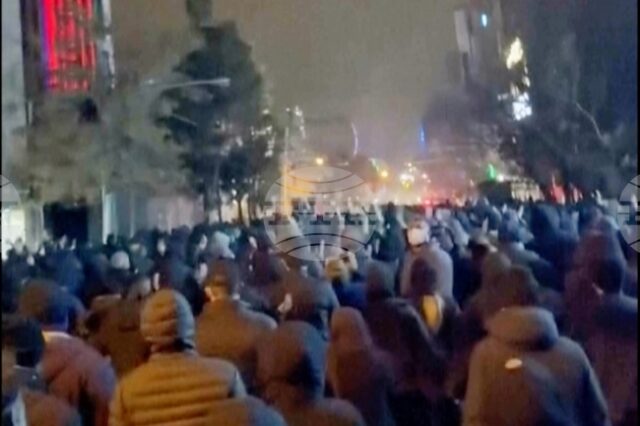 Стопкадър от видео от един от най-пресните протести в иранската столица Техеран (10 януари 2026 г.).