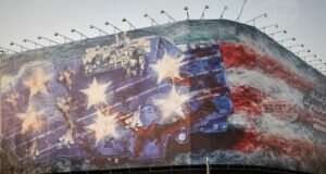 Билборд в центъра на Техеран, на който е изобразен повреден американски самолетоносач и надпис на фарси и на английски: "Ако посееш вятъра, ще пожънеш вихрушката", 25 януари 2026 година.