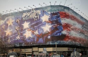 Билборд в центъра на Техеран, на който е изобразен повреден американски самолетоносач и надпис на фарси и на английски: "Ако посееш вятъра, ще пожънеш вихрушката", 25 януари 2026 година.