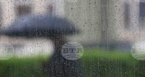 Оранжев код за значителни валежи е издаден за утре в Смолян и Кърджали, жълт код за поледици и валежи - в други осем области