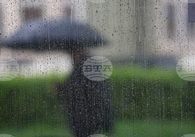 Оранжев код за значителни валежи е издаден за утре в Оранжев код за значителни валежи е издаден за утре в Смолян и Кърджали, жълт код за поледици и валежи - в други осем области