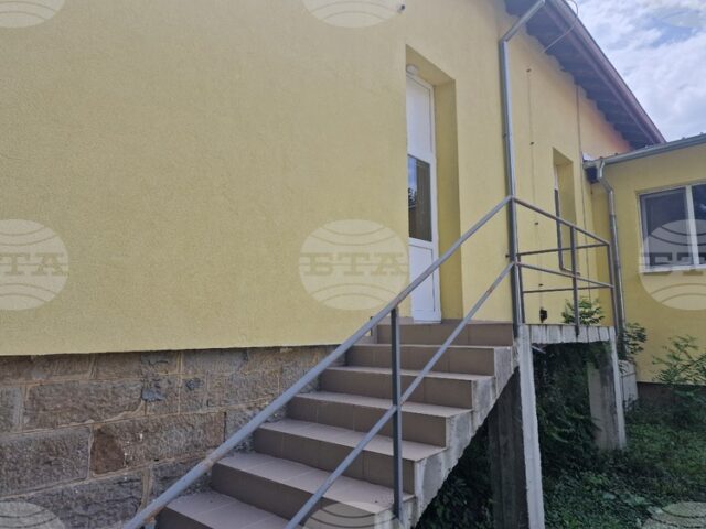 Осем души са намерили подслон в общинския център за временно Осем души са намерили подслон в общинския център за временно настаняване в троянското село Дълбок дол през изминалата година