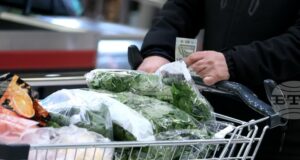 Основни хранителни стоки, някои плодове и зеленчуци поскъпват, сочат данните на Държавната комисия по стоковите борси и тържищата