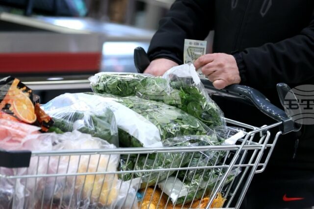 Основни хранителни стоки, някои плодове и зеленчуци поскъпват, сочат данните на Държавната комисия по стоковите борси и тържищата