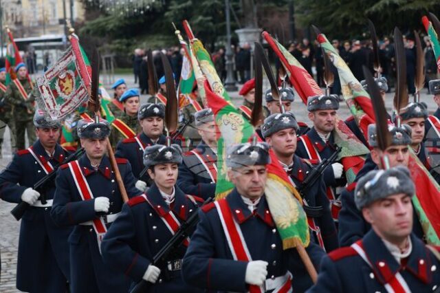 Отслужиха традиционния водосвет на бойните знамена, флаговете и знамената-светини на Пред паметника на Незнайния воин в София беше отслужен водосвет на бойните знамена, флаговете и знамената-светини на Българската армия.