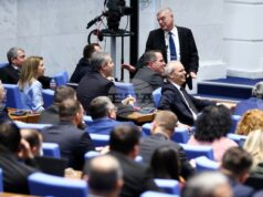 Парламентът започна работа с три декларации на парламентарни групи Парламентът започна работа с три декларации на парламентарни групи