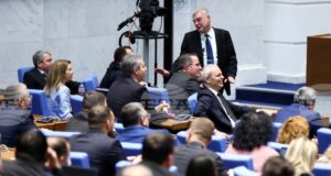 Парламентът започна работа с три декларации на парламентарни групи
