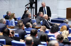 Парламентът започна работа с три декларации на парламентарни групи