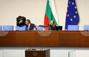 Парламентът ще обсъди на първо четене два законопроекта за изменение на Изборния кодекс Парламентът ще обсъди на първо четене два законопроекта за изменение на Изборния кодекс