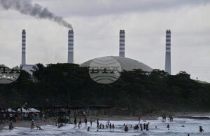 Петролът поевтиня с около 1% в началото на азиатската търговия след американската военна операция във Венецуела