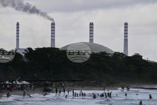 Петролът поевтиня с около 1% в началото на азиатската търговия Петролът поевтиня с около 1% в началото на азиатската търговия след американската военна операция във Венецуела