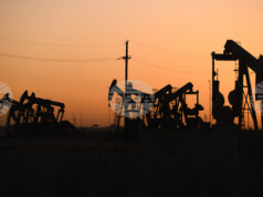 Петролът поевтинява след заявката на Тръмп, че Венецуела ще прехвърля суровина за САЩ Петролът поевтинява след заявката на Тръмп, че Венецуела ще прехвърля суровина за САЩ