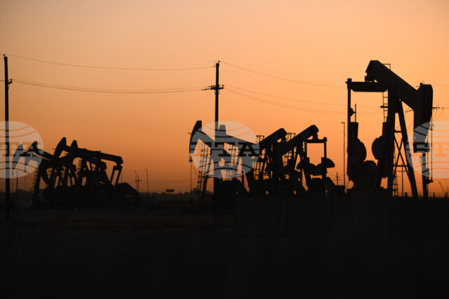 Петролът поевтинява след заявката на Тръмп, че Венецуела ще прехвърля суровина за САЩ