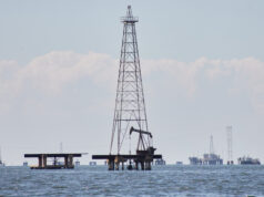 Петролът поскъпва леко след спад на запасите в САЩ, Венецуела остава във фокуса