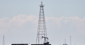 Петролът поскъпва леко след спад на запасите в САЩ, Венецуела остава във фокуса