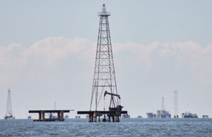 Петролът поскъпва леко след спад на запасите в САЩ, Венецуела остава във фокуса