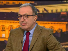 Петър Стоянов: Ролята на лидера е да убеди хората накъде да вървят, а не да се оправдава с „глас народен, глас Божи“. Петър Стоянов: Ролята на лидера е да убеди хората накъде да вървят, а не да се оправдава с „глас народен, глас Божи“.