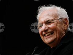 Планът за концертна зала в Уимбълдън остава в сила въпреки смъртта на архитекта Франк Гери Планът за концертна зала в Уимбълдън остава в сила въпреки смъртта на архитекта Франк Гери