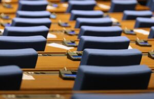 По предложение на ГЕРБ парламентът закрива антикорупционната комисия Народното събрание ще гласува предложения за сваляне на депутатски имунитети, както и за провеждане на референдум за лева, според проектопрограмата на парламента