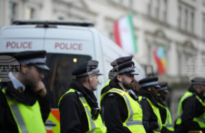 Полицията в Лондон задържа няколко души при протест пред иранското посолство