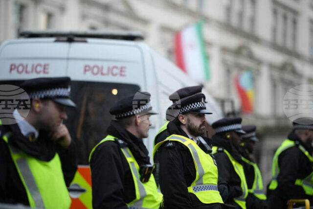 Полицията в Лондон задържа няколко души при протест пред иранското посолство