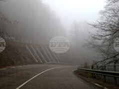 Поради мъгла видимостта в няколко области в страната е намалена, съобщиха от Агенция „Пътна инфраструктура“