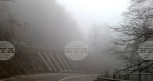 Поради мъгла видимостта в няколко области в страната е намалена, съобщиха от Агенция „Пътна инфраструктура“