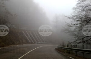 Поради мъгла видимостта в няколко области в страната е намалена, съобщиха от Агенция „Пътна инфраструктура“