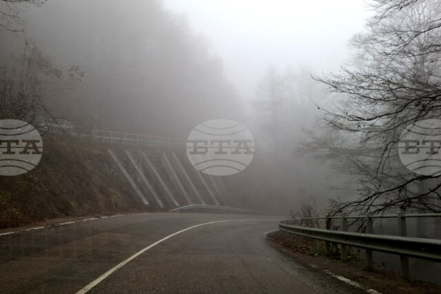 Поради мъгла видимостта в няколко области в страната е намалена, съобщиха от Агенция „Пътна инфраструктура“