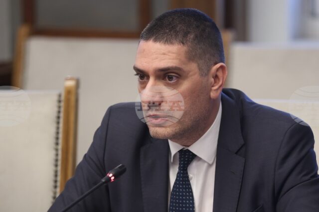 Председателят на комисията по отбрана Христо Гаджев обясни, че за да може да каже срокове, ратификацията за Съвета за мир първо трябва да бъде внесена в парламента