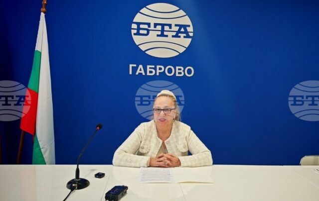 Представяне на списание ЛИК „Българските пари“ Еврото често се определя Представяне на списание ЛИК „Българските пари“
Еврото често се определя като последната голяма стъпка от нашата евроинтеграция, каза заместник областният управител на Габрово Даниела Маринова