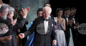 През 2026 г. Кралската опера в Лондон ще постави нови сценични завеси, почитащи патрона крал Чарлз Трети